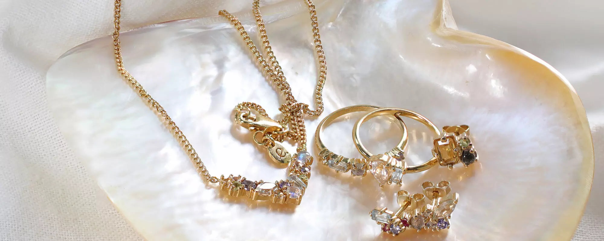 Schmuck mit Edelsteinen in Pasteltönen