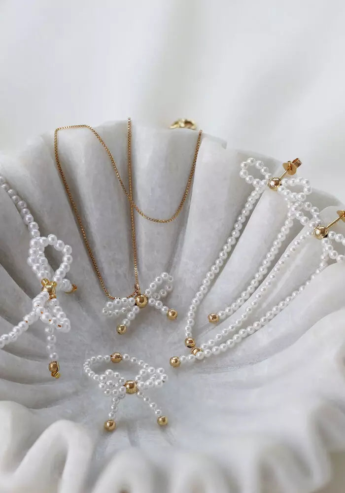Schmuck in Schleifenform mit Perlen