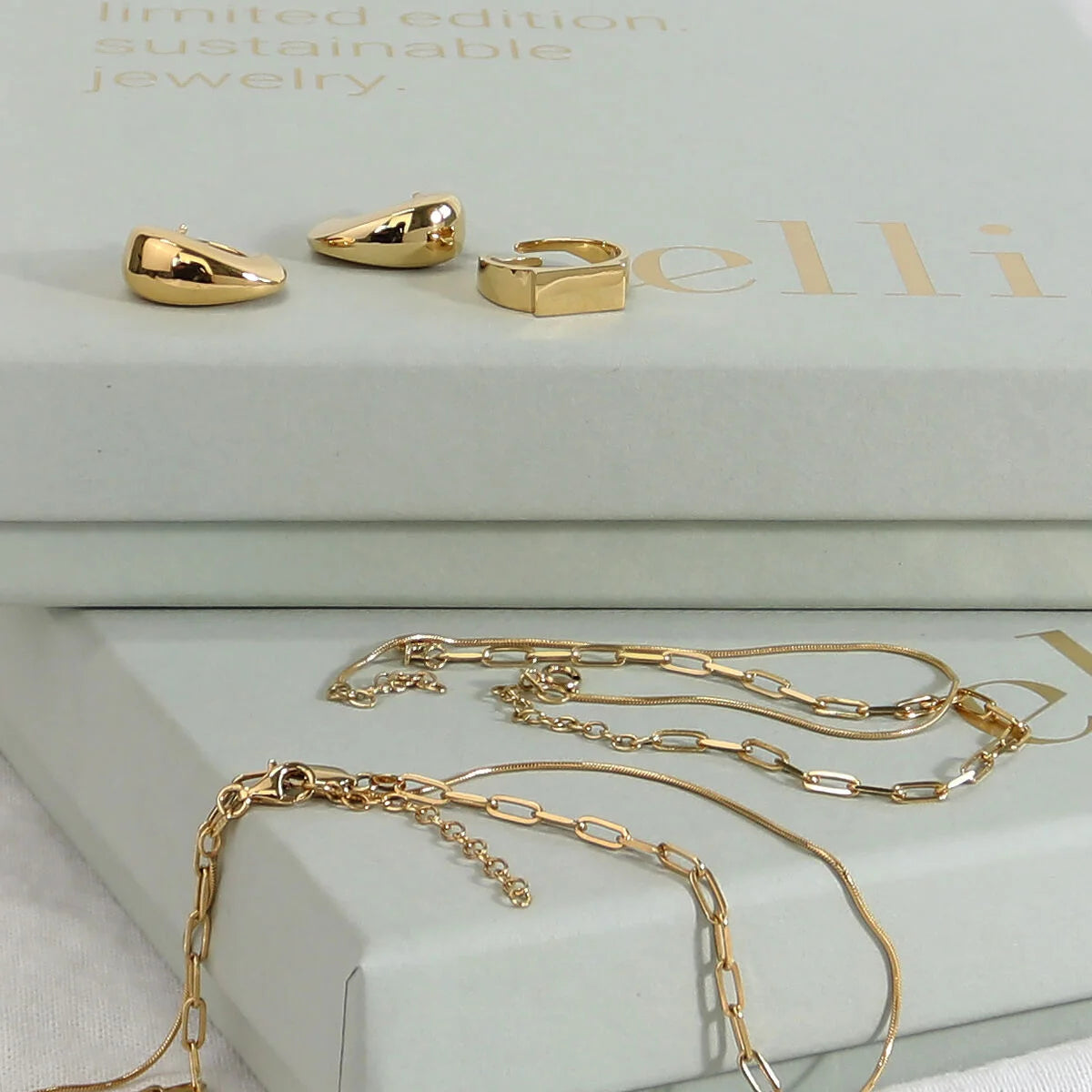 Elli Box in gold