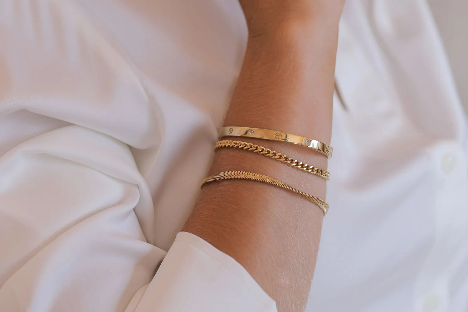 Armreifen in Gold und Silber verziert mit funkelnden Kristallen