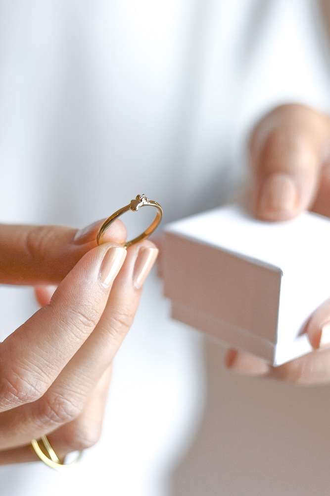Diamant Ring mit Herz in Hand