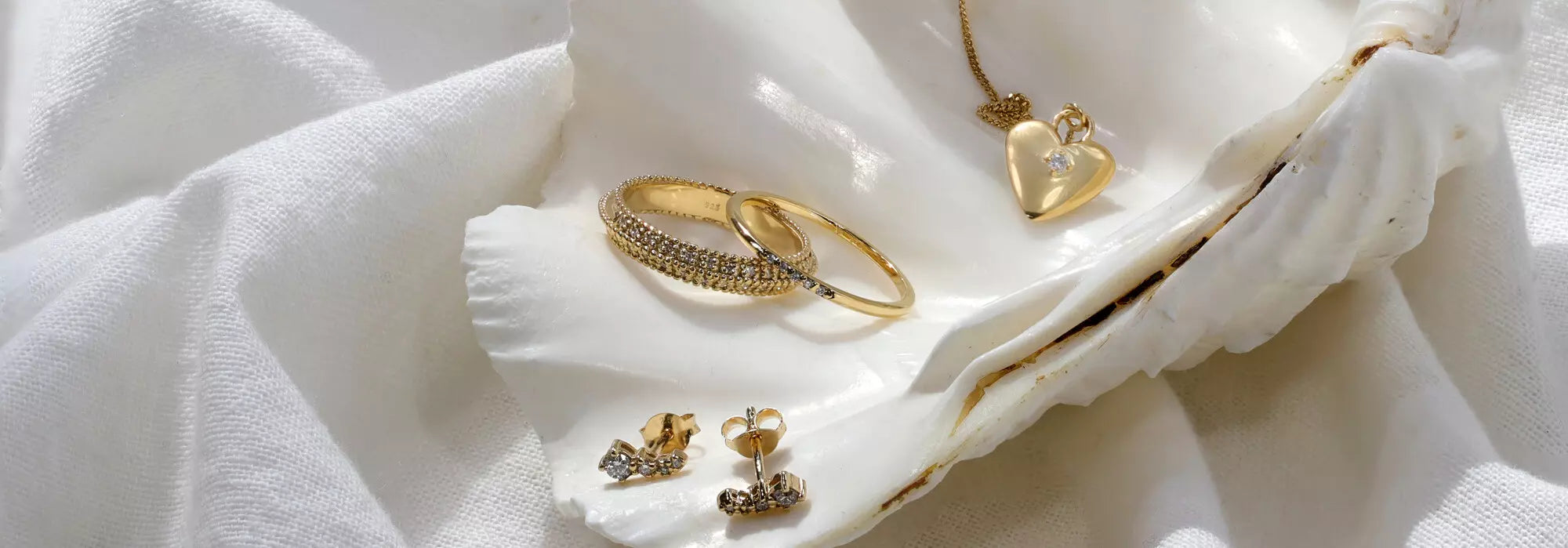 Schmuck mit Diamanten, Ringe, Halsketten und Ohrstecker mit Diamanten