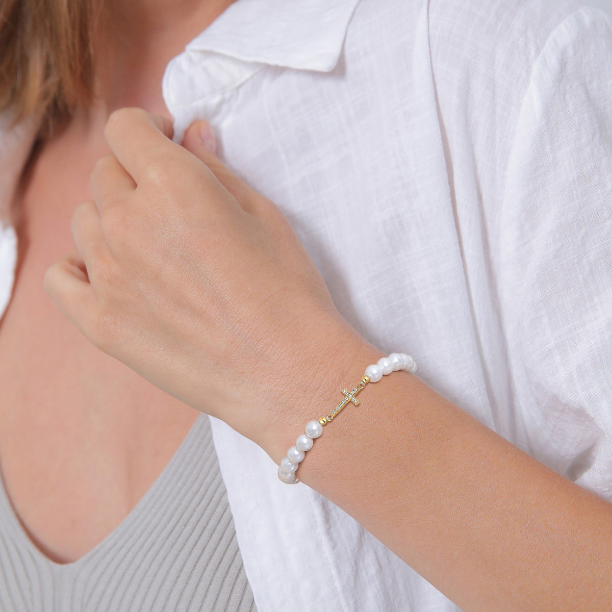 Gold - Elli | Perlenarmband Kreuz | Kristalle (Weiß) & Muschelkernperlen | 925 Sterling Silber vergoldet