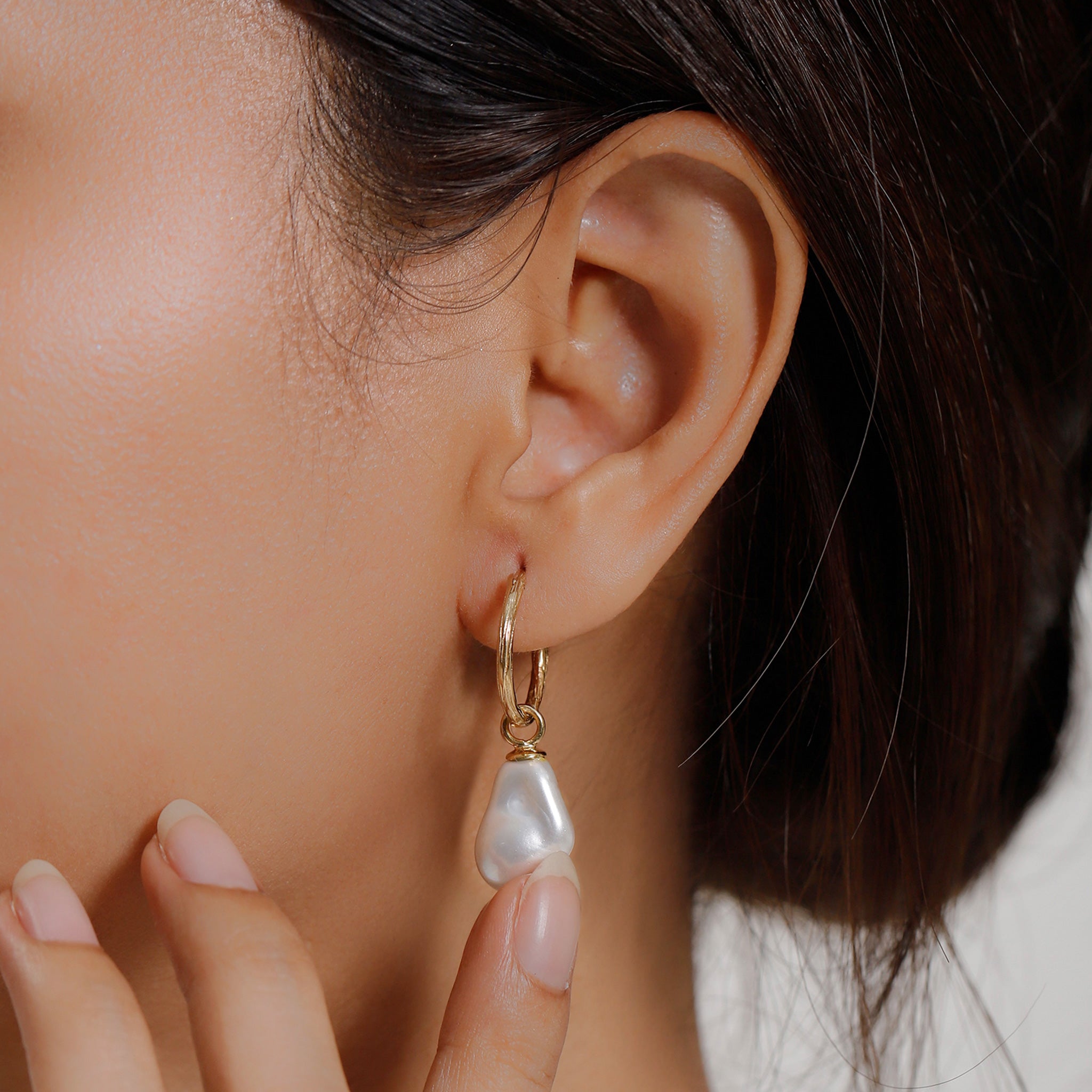 Gold - Elli | Creolen Organic | Muschelkernperlen (Weiß) | 925 Sterling Silber vergoldet