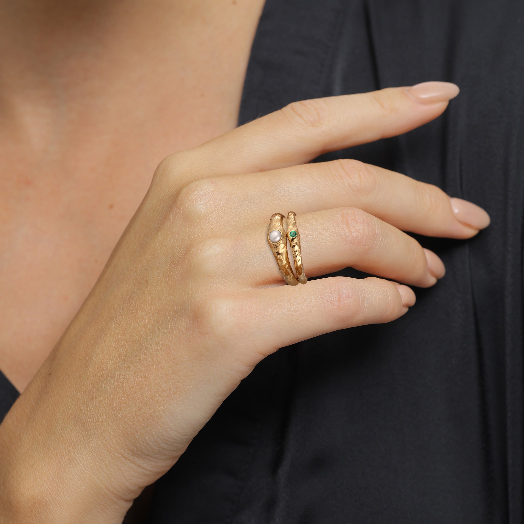 Gold - Elli PREMIUM | Ringset Organic | Synthetischer Smaragd (Grün) & Süßwasserzuchtperle (Weiß) | 925 Sterling Silber Vergoldet