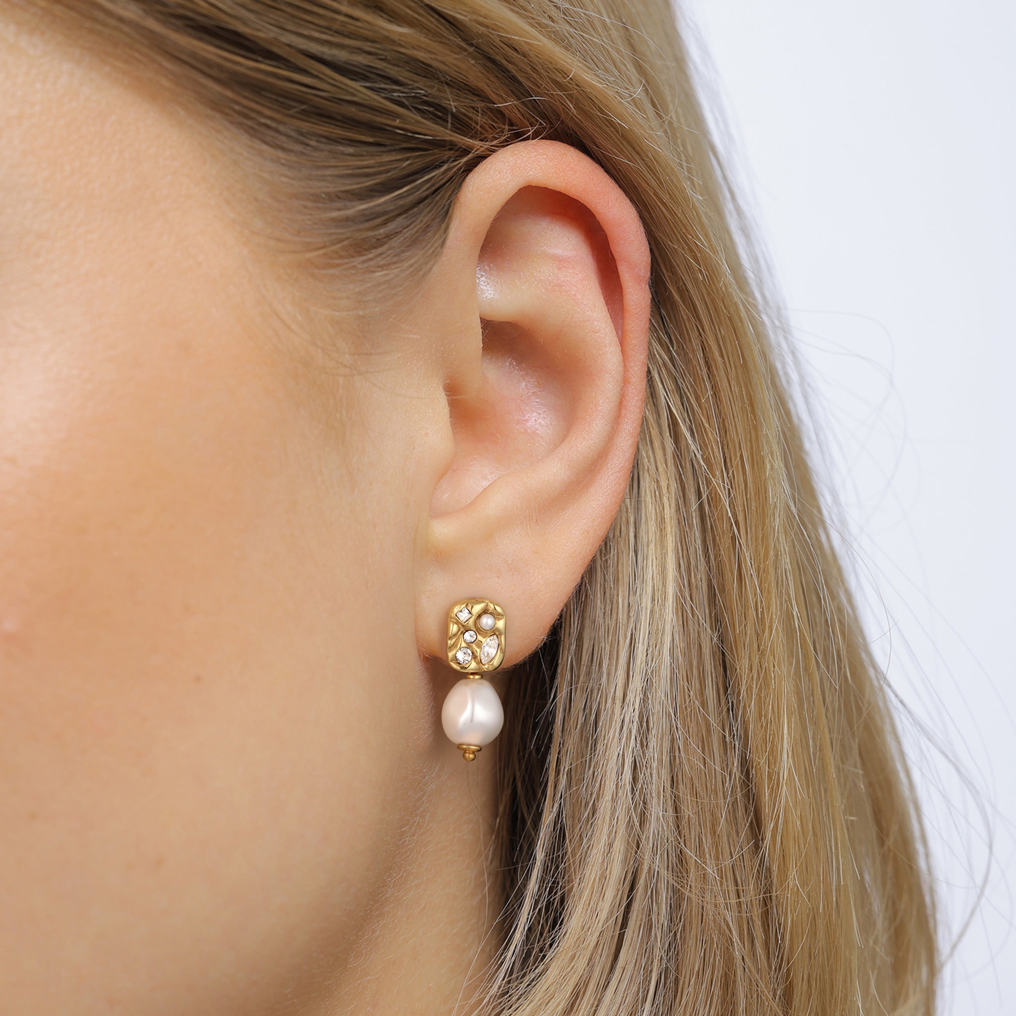 Gold - Elli | Ohrstecker Plättchen | Mit Perle und Kristallen von Swarovski® (Weiß) | 925 Sterling Silber vergoldet