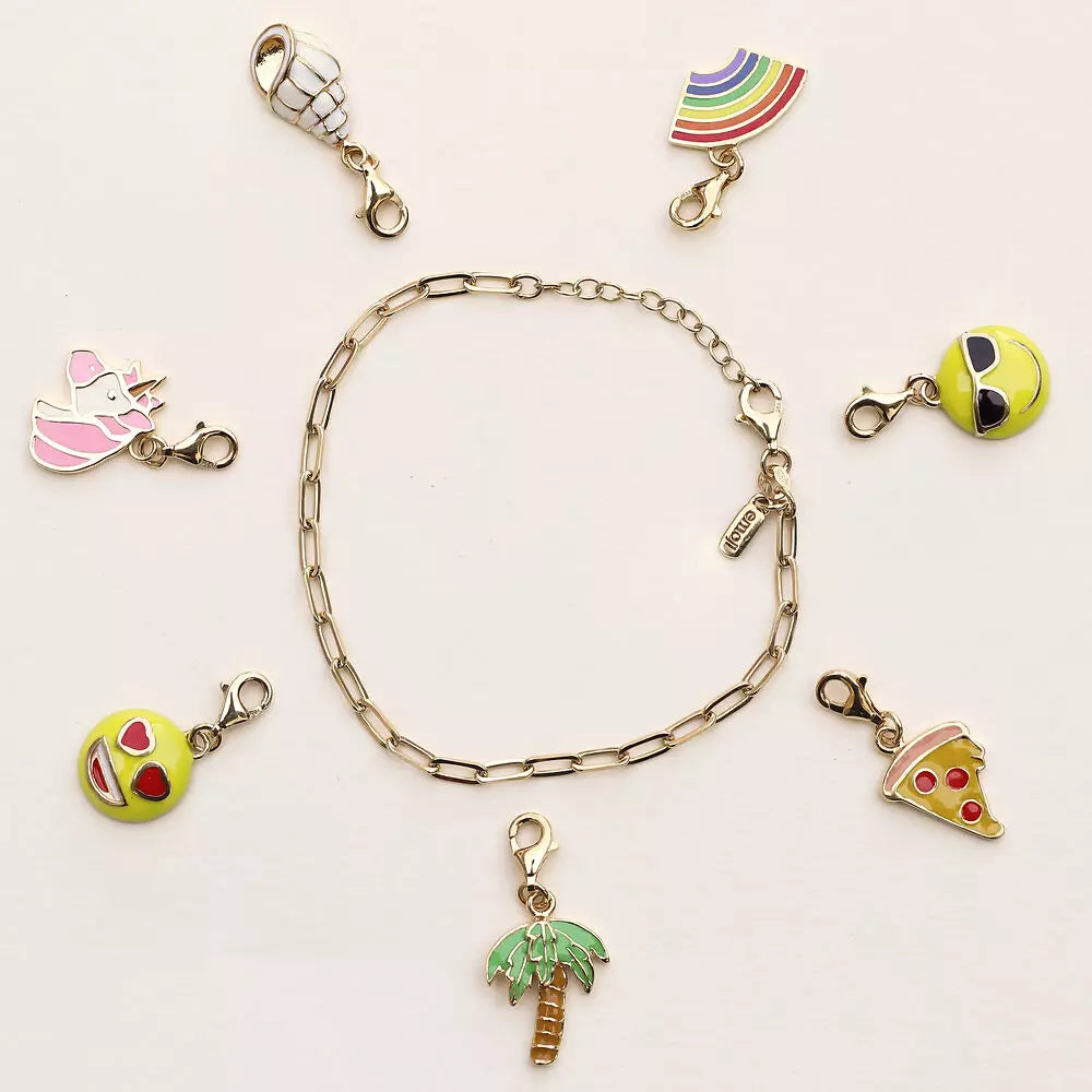 Bunte, fröhliche Charms mit Symbolen an Charm-Armband