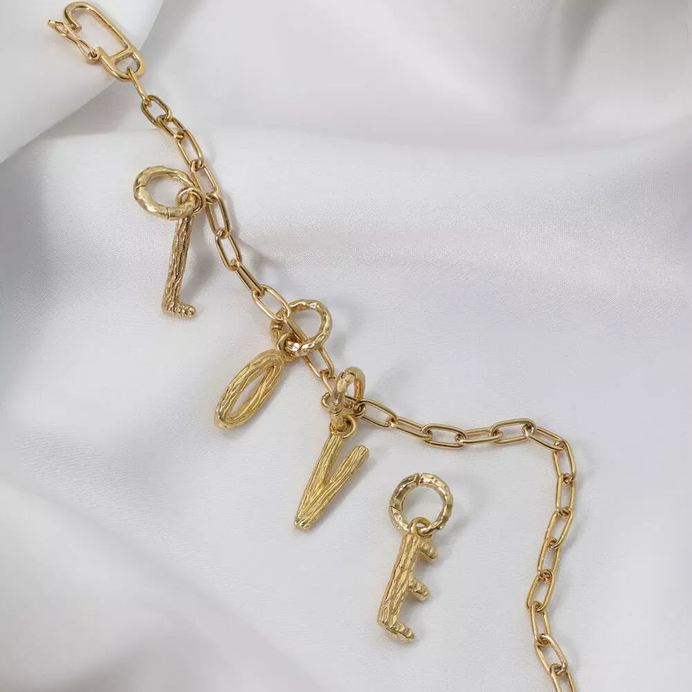 Verschenke persönlichen Schmuck mit Buchstaben Anhängern.