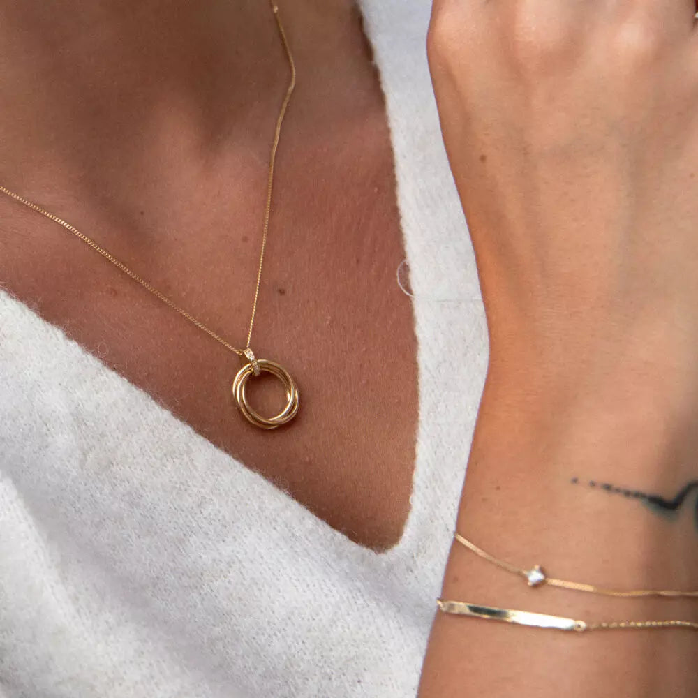 Verschenke hochwertigen Goldschmuck. 