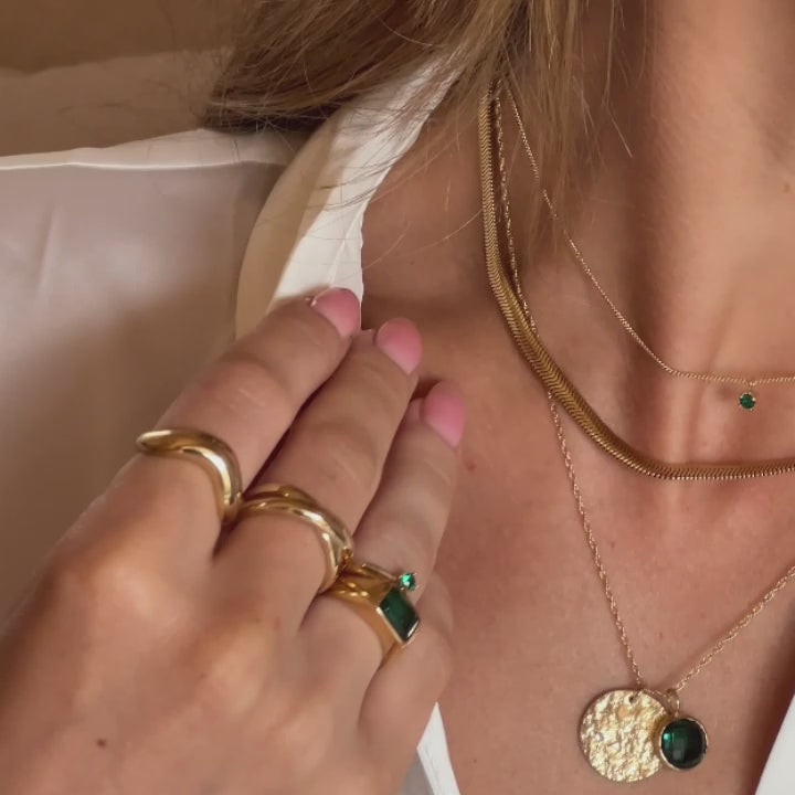 Ketten-Layering mit Choker und Plättchen-Kette