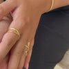 Mystisches Ringstacking mit Schlangen Ring und Kreuzring