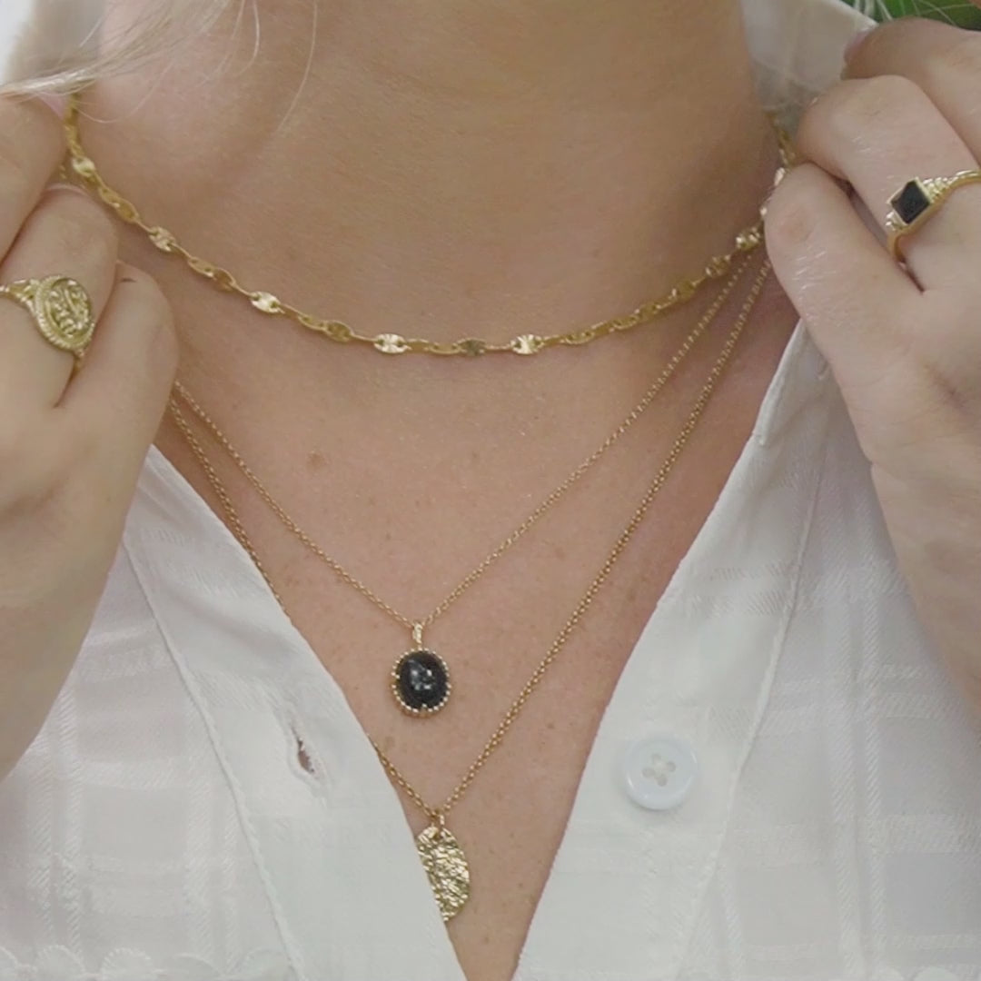 Ketten Layering in Gold mit Onyx Anhänger