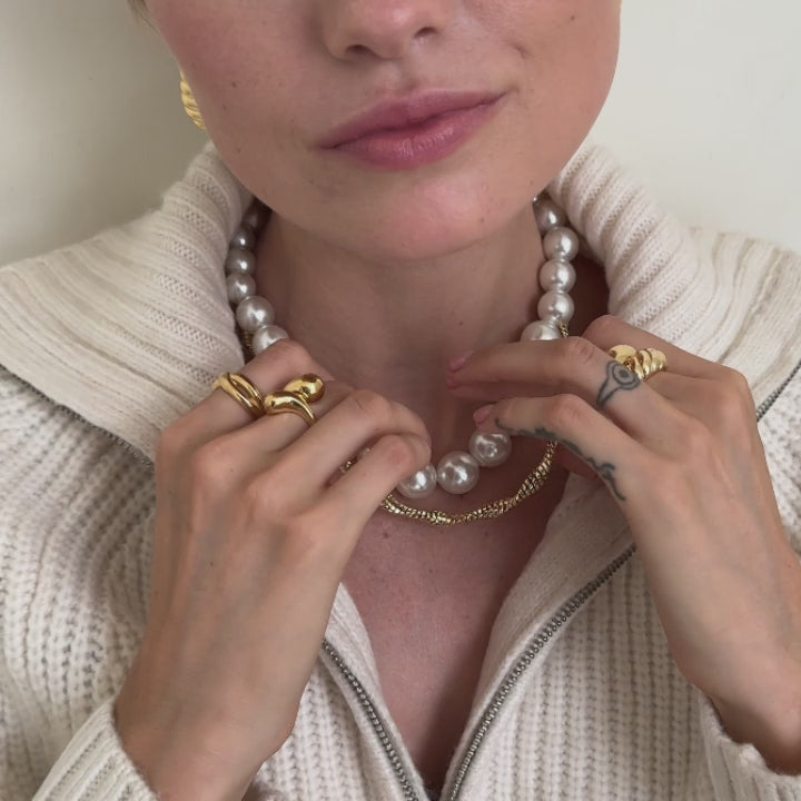 XXL Perlen-Halskette und Ringe in Gold