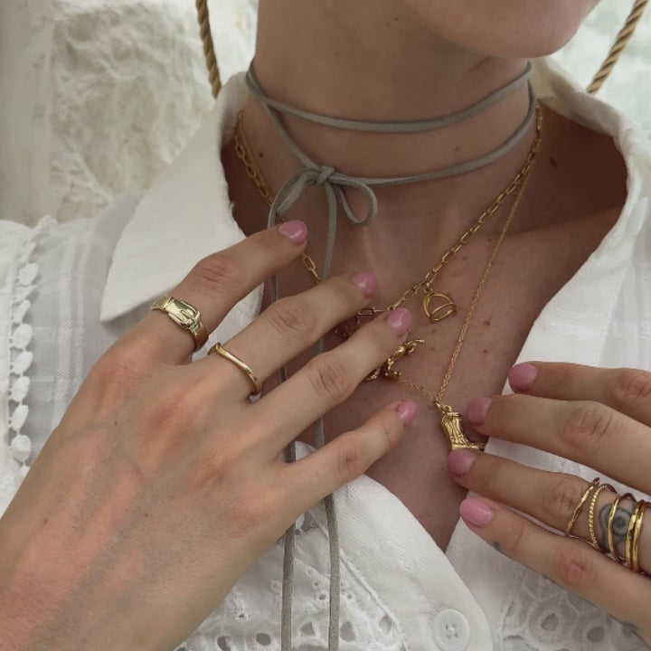 Ketten-Layering mit Choker in Veloursoptik und Charms in Boho Western Style