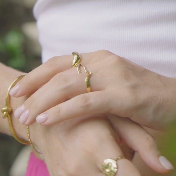 Bracelet-Stack in Gold mit Knoten Armreif