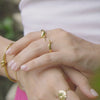 Bracelet-Stack in Gold mit Knoten Armreif