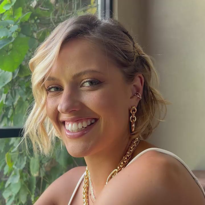 Ohrhänger in Gliederoptik und Earcuff mit Kristallen