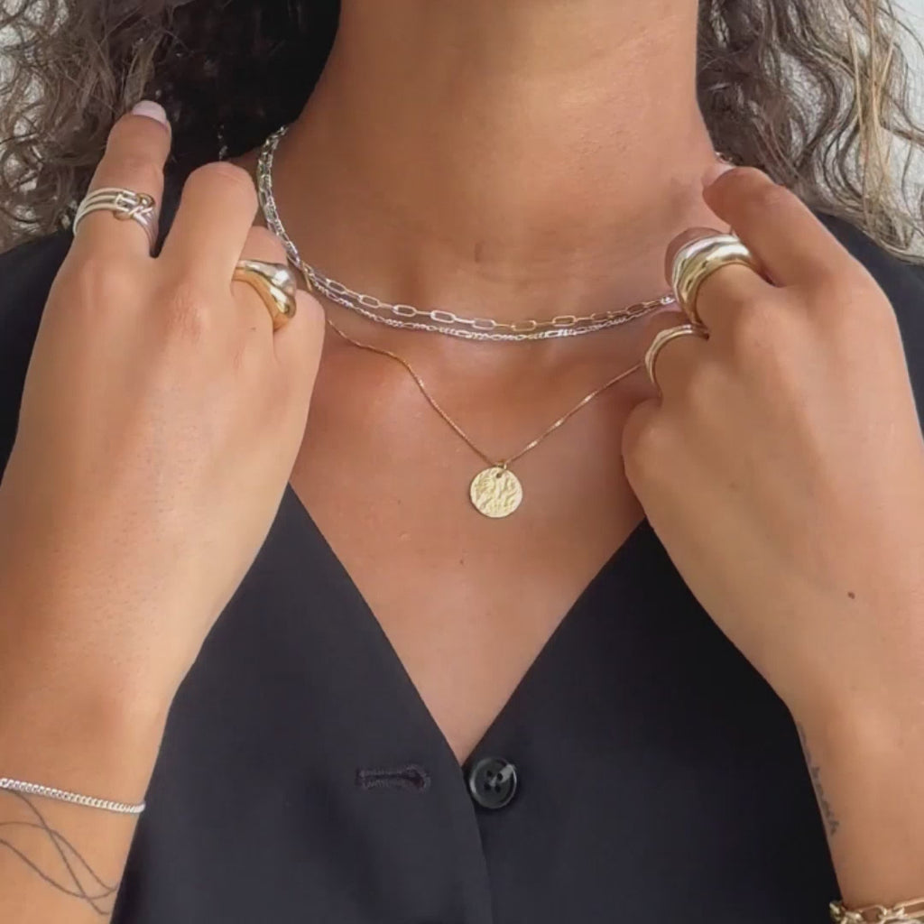 Layer-Halskette mit Plättchen und Ringe im Bicolor Stil